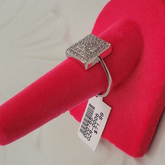 Elegant Silver Square Ring - Picture 2 of 4